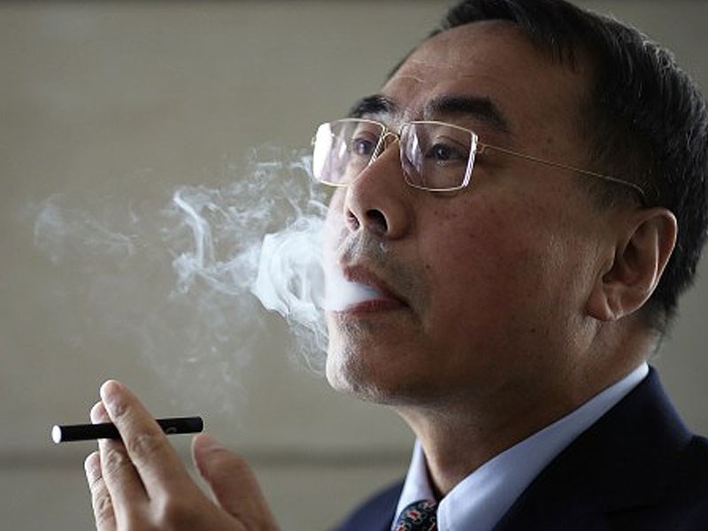 В каком году вышел первый вейп?