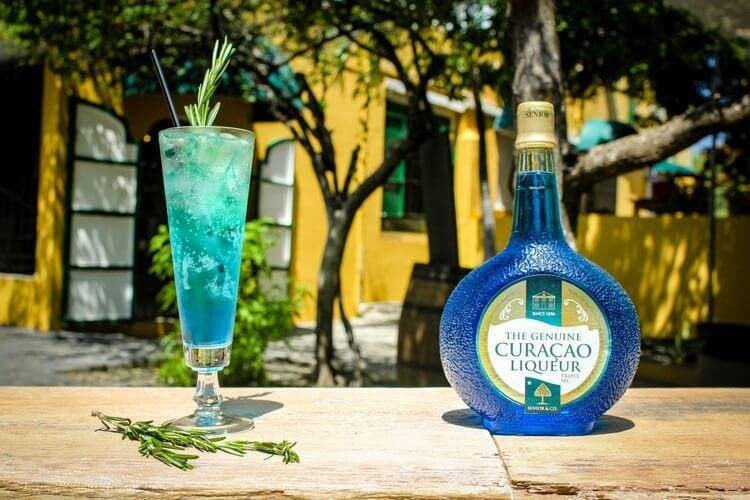 Какой алкоголь имеет синий цвет?