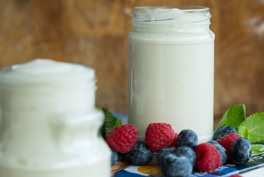 Можно ли при болях в желудке есть йогурт?